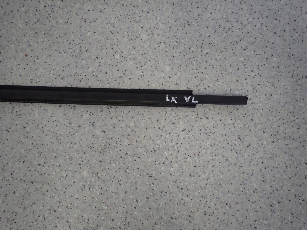 HYUNDAI IX20 HB 09- LISTWA ZGARNIAJĄCA SZYBY PRZEDNIA LEWA PARAPET 1/8