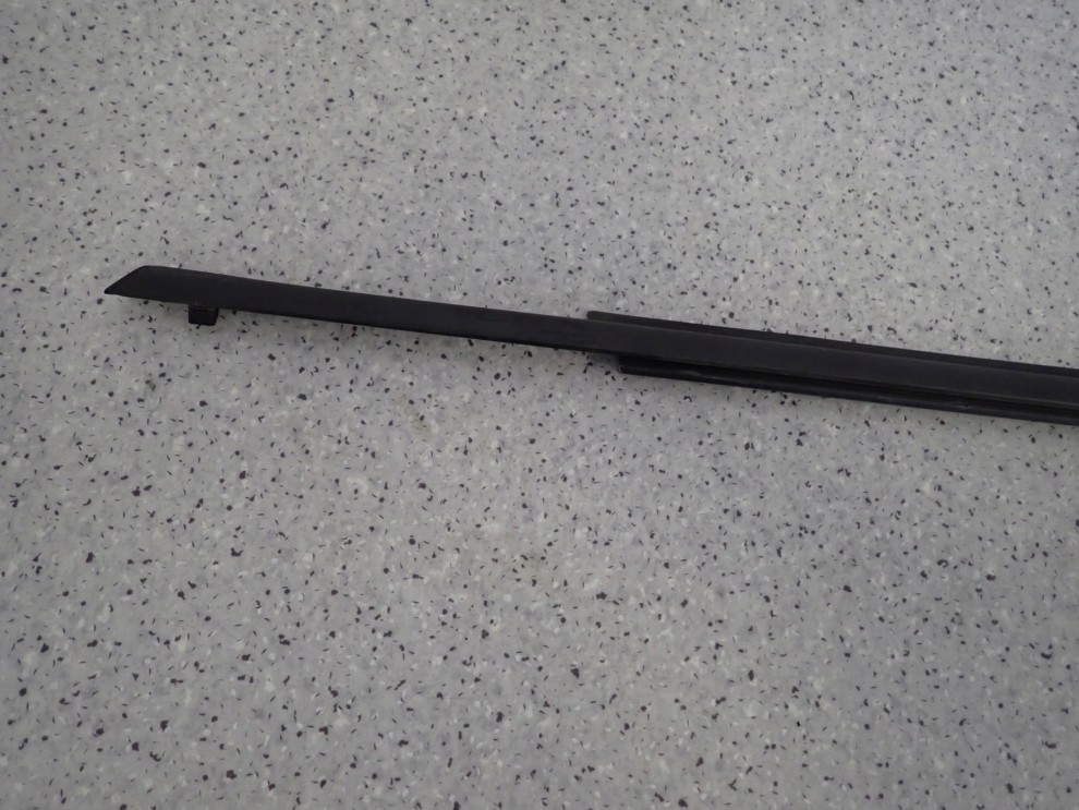 HYUNDAI IX20 HB 09- LISTWA ZGARNIAJĄCA SZYBY PRZEDNIA LEWA PARAPET 2/8