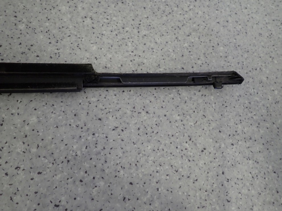 HYUNDAI IX20 HB 09- LISTWA ZGARNIAJĄCA SZYBY PRZEDNIA LEWA PARAPET 5/8