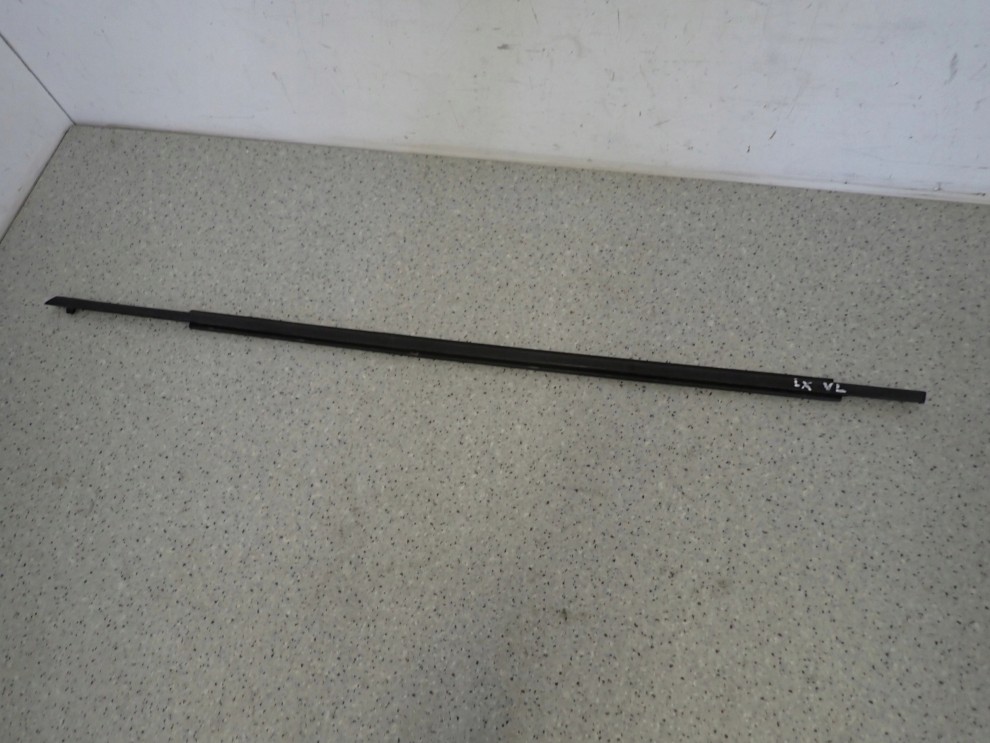 HYUNDAI IX20 HB 09- LISTWA ZGARNIAJĄCA SZYBY PRZEDNIA LEWA PARAPET 6/8