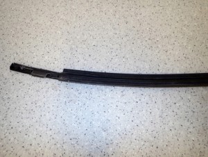 HYUNDAI IX20 HB 09- LISTWA ZGARNIAJĄCA SZYBY TYLNA LEWA PARAPET 7/7 MINIATURA