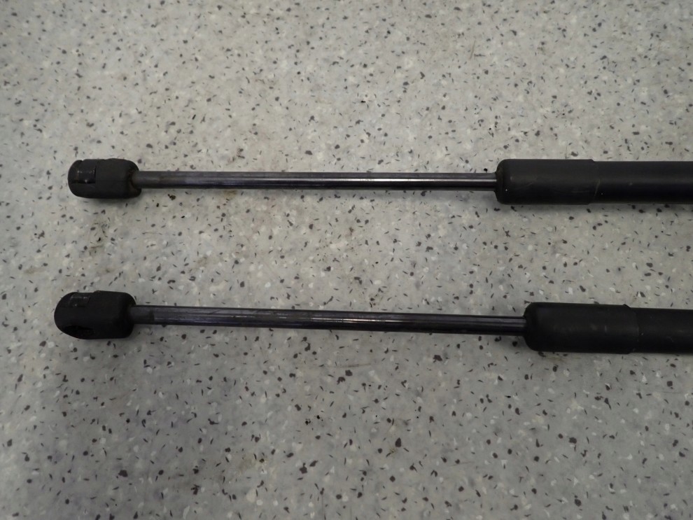 SUZUKI SX4 06-13 SIŁOWNIKI KLAPY BAGAŻNIKA 3/4