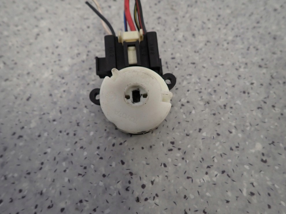 TOYOTA COROLLA E12 SB 02-07 KOSTKA STACYJKI 2/4