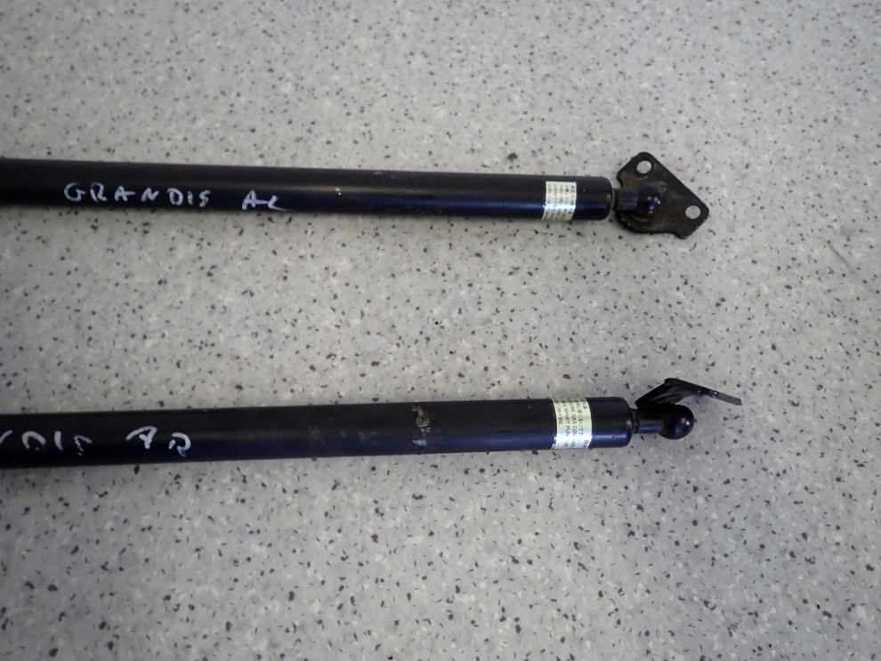 MITSUBISHI GRANDIS 03-11 2.0 SIŁOWNIKI KLAPY BAGAŻNIKA KOMPLET 3/4