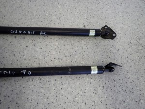 MITSUBISHI GRANDIS 03-11 2.0 SIŁOWNIKI KLAPY BAGAŻNIKA KOMPLET 3/4 MINIATURA