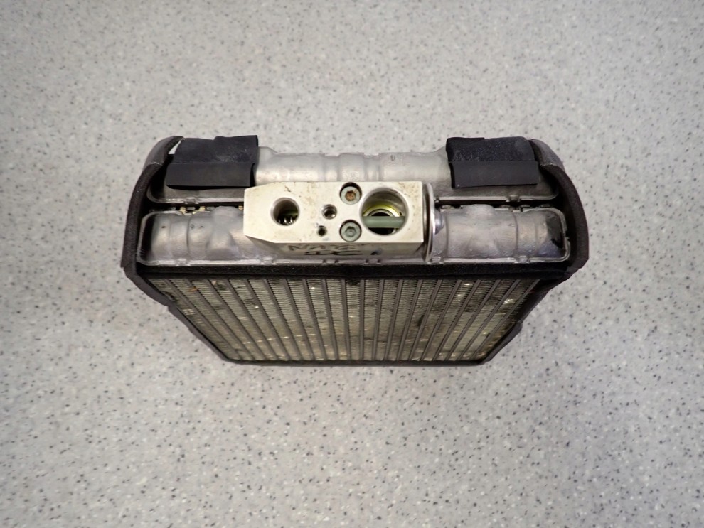 NISSAN ALMERA N16 00-06 PAROWNIK KLIMATYZACJI 3/5