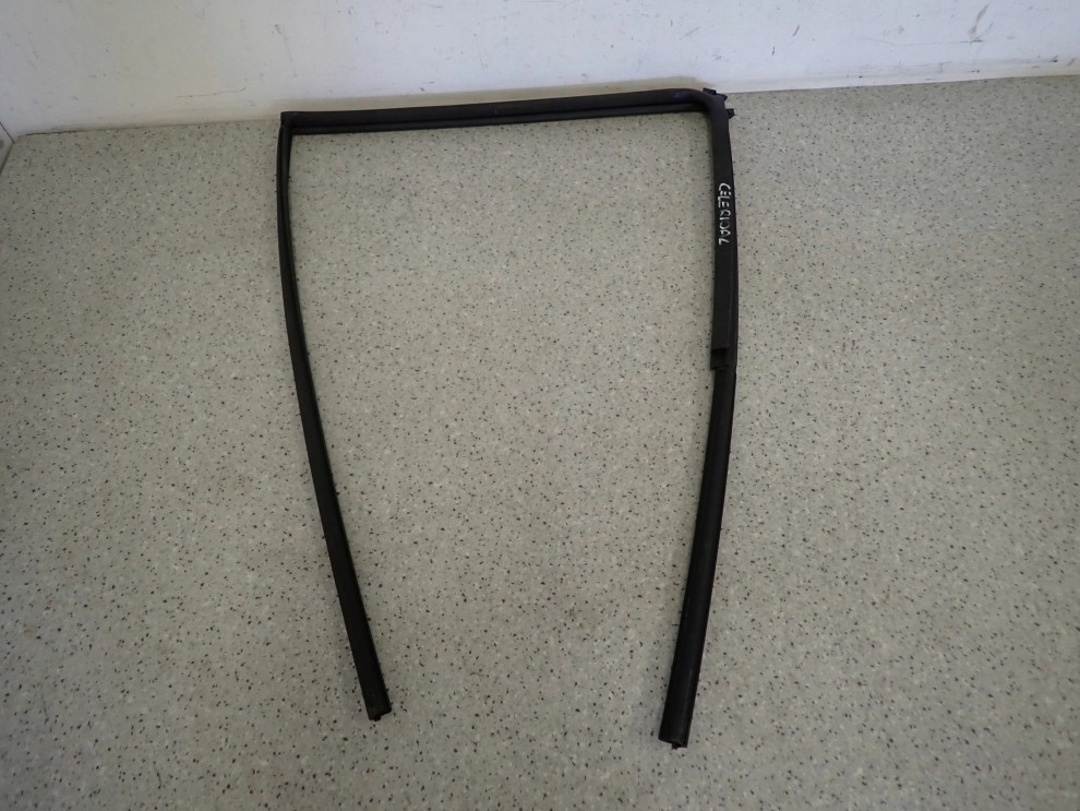 SUZUKI CELERIO 14-19 USZCZELKA PROWADZENIA SZYBY DRZWI TYŁ LEWY 2/2