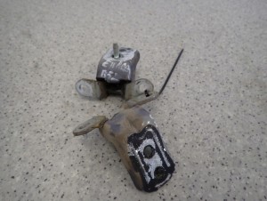 NISSAN NOTE E11 06-12 ZAWIASY DRZWI TYLNE PRAWE 3/5 MINIATURA