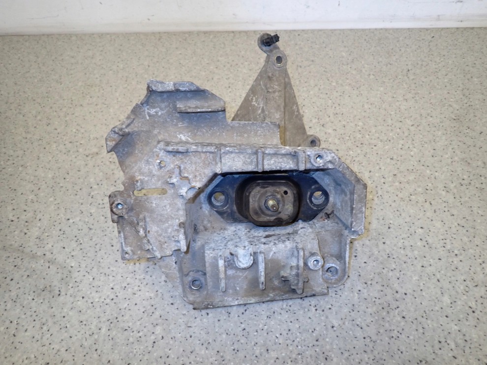 NISSAN MICRA K12 1.2i MANUAL 02- ŁAPA SKRZYNI BIEGÓW PODUSZKA 3/4