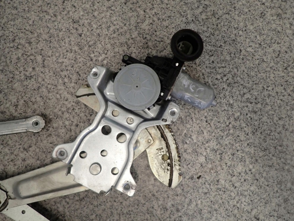 SUZUKI SWIFT 05-09 PODNOŚNIK SZYBY PRAWY 2/4