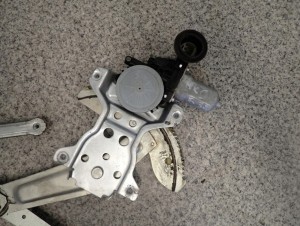 SUZUKI SWIFT 05-09 PODNOŚNIK SZYBY PRAWY 2/4 MINIATURA