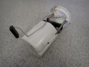 SUZUKI SWIFT 05-10 POMPA CZUJNIK PALIWA W ZBIORNIK 6/7 MINIATURA