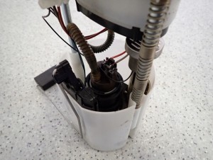 SUZUKI SWIFT 05-10 POMPA CZUJNIK PALIWA W ZBIORNIK 7/7 MINIATURA