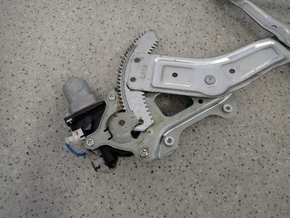 SUBARU FORESTER II 02-07 PODNOŚNIK SZYBY TYLNY LEWY 3/5