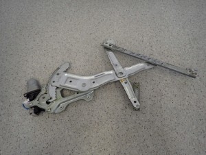 SUBARU FORESTER II 02-07 PODNOŚNIK SZYBY TYLNY LEWY