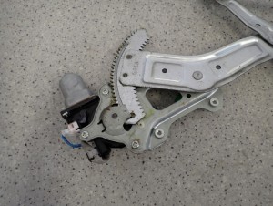 SUBARU FORESTER II 02-07 PODNOŚNIK SZYBY TYLNY LEWY 3/5 MINIATURA