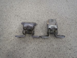 TOYOTA YARIS II 5D 06-12 ZAWIASY DRZWI PRZEDNICH LEWYCH KOMPLET