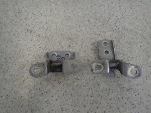 TOYOTA YARIS II 5D 06-12 ZAWIASY DRZWI PRZEDNICH LEWYCH KOMPLET 5/5 MINIATURA