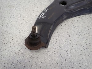 SUZUKI CELERIO 14-19 WAHACZ PRZEDNI LEWY 3/5 MINIATURA