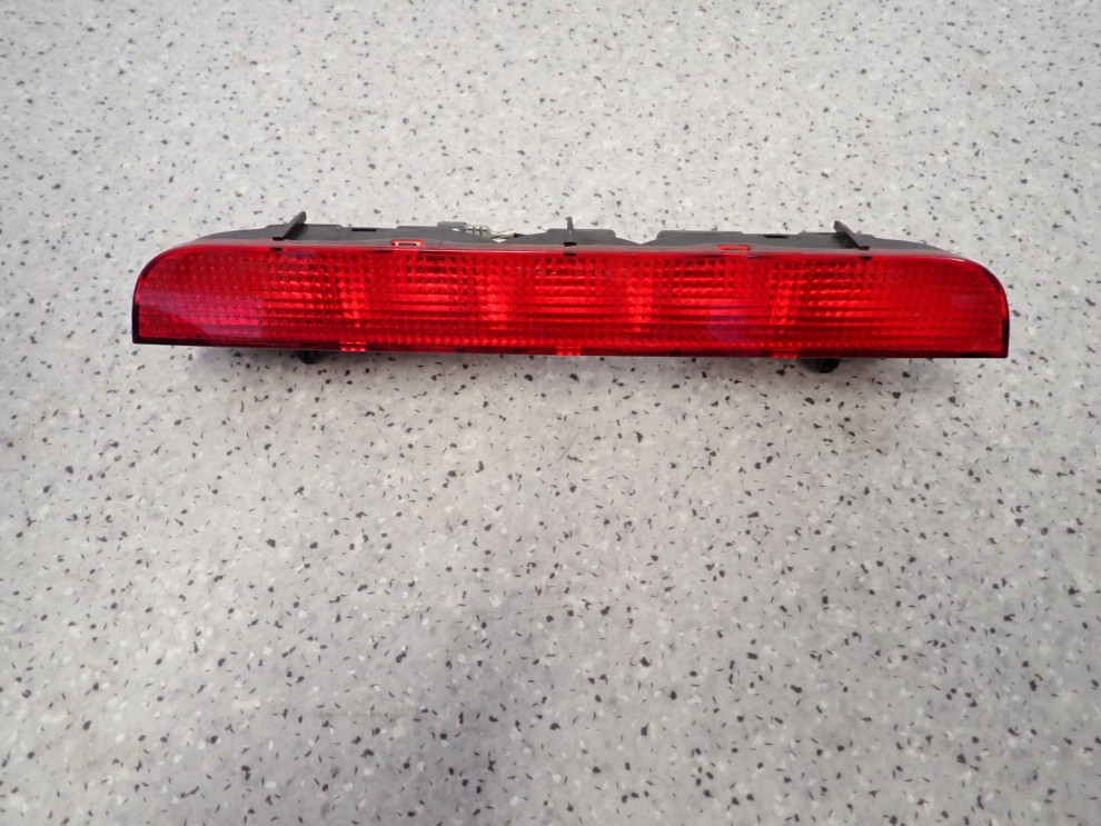 NISSAN XTRAIL T30 01-07 LAMPKA TRZECI STOP TYŁ 3/7