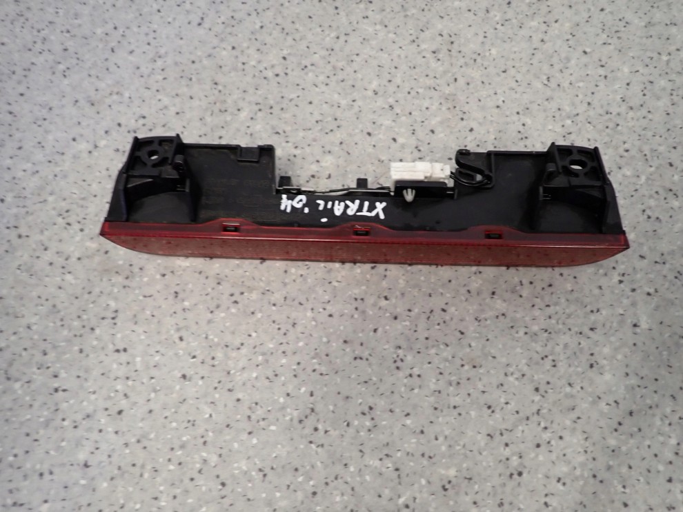 NISSAN XTRAIL T30 01-07 LAMPKA TRZECI STOP TYŁ 4/7