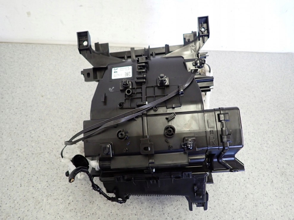 TOYOTA YARIS II 06-11 OBUDOWA NAGRZEWNICY NAGRZEWNICA 8/9