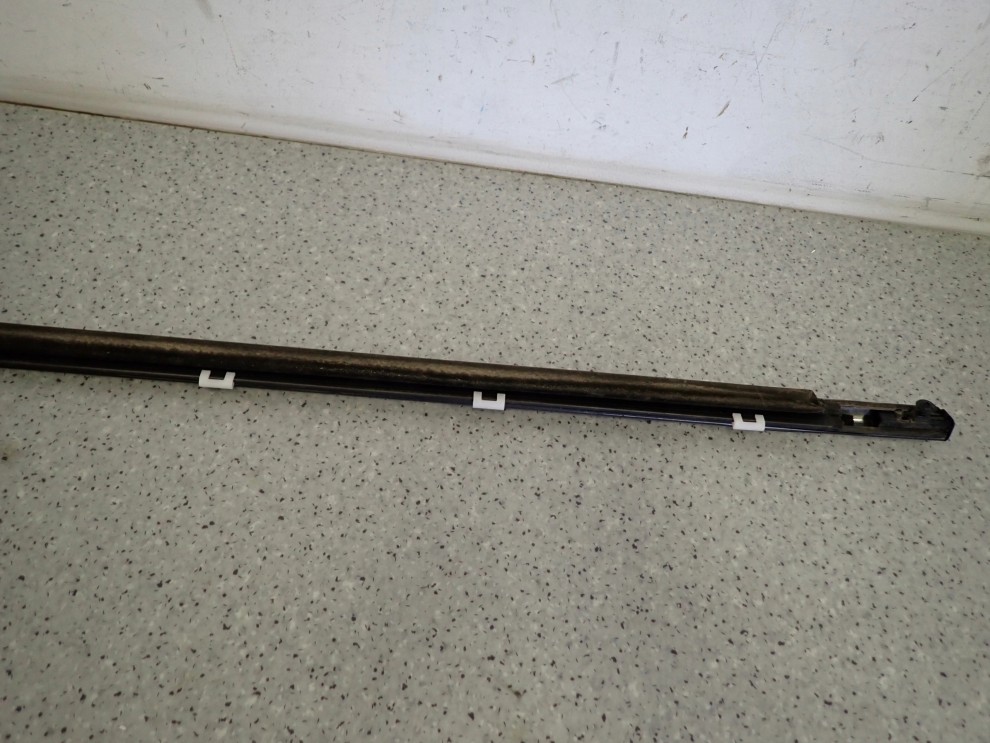 HYUNDAI i40 KOMBI 11-15 LISTWA ZGARNIAJĄCA SZYBY TYLNA LEWA 7/8