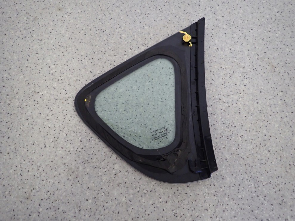 SUZUKI SX4 S-CROSS 13- SZYBA TYLNA LEWA KAROSERYJNA 4/4