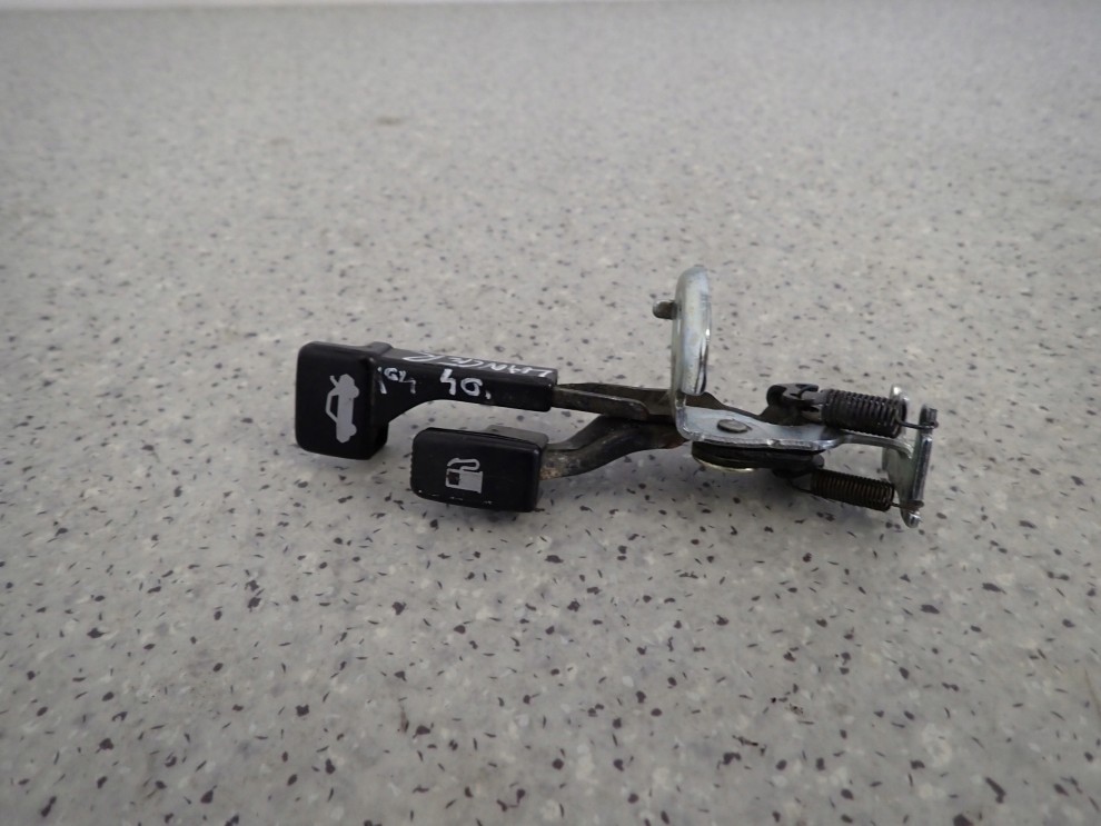 MITSUBISHI LANCER VII 4D 04- RĄCZKA DŹWIGNIA OTWIERANIA KLAPY KLAPKI PALIWA 1/4