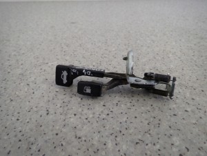 MITSUBISHI LANCER VII 4D 04- RĄCZKA DŹWIGNIA OTWIERANIA KLAPY KLAPKI PALIWA