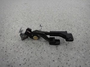 MITSUBISHI LANCER VII 4D 04- RĄCZKA DŹWIGNIA OTWIERANIA KLAPY KLAPKI PALIWA 3/4 MINIATURA