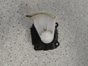 SUZUKI GRAND VITARA II 05- SILNICZEK STEROWANIA NAGRZEWNICY 5/5 MINIATURA