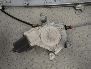 NISSAN MICRA K12 5d 02- PODNOŚNIK SZYBY PRZEDNI PRAWY 2/3 MINIATURA