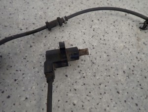 SUZUKI IGNIS 04-08 CZUJNIK ABSU TYLNY PRAWY 2WD 4/5 MINIATURA