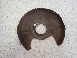 NISSAN ALMERA TINO 00-05 TARCZA KOTWICZNA TYLNA PRAWA