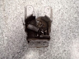 SUZUKI LIANA 01- ZAMEK MASKI 3/3 MINIATURA