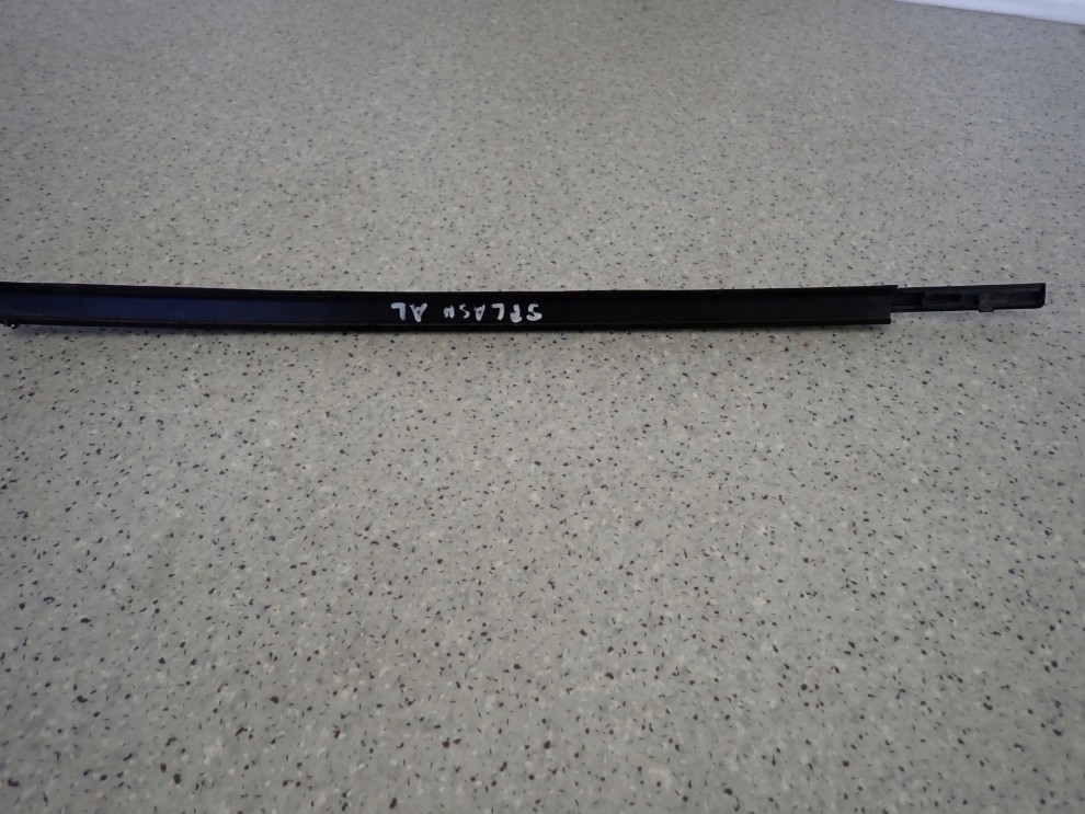 SUZUKI SPLASH 08-14 LISTWA ZGARNIAJĄCA TYLNA LEWA PARAPET 5/7