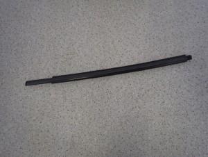 SUZUKI SPLASH 08-14 LISTWA ZGARNIAJĄCA TYLNA LEWA PARAPET