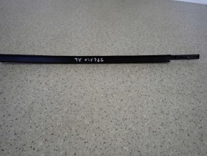 SUZUKI SPLASH 08-14 LISTWA ZGARNIAJĄCA TYLNA LEWA PARAPET 5/7 MINIATURA