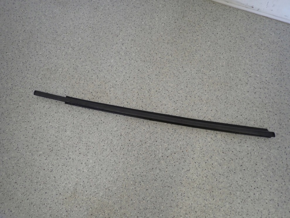 SUZUKI SPLASH 08-14 LISTWA ZGARNIAJĄCA PRZEDNIA PRAWA PARAPET 2/8