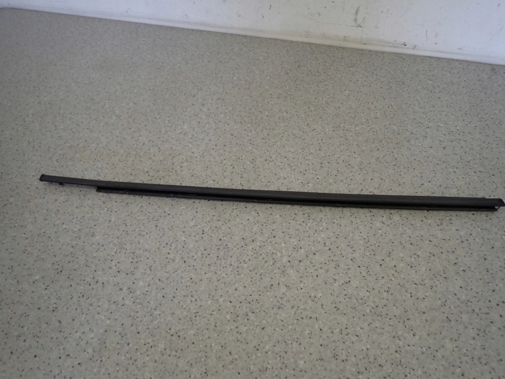 SUZUKI SPLASH 08-14 LISTWA ZGARNIAJĄCA PRZEDNIA PRAWA PARAPET 3/8