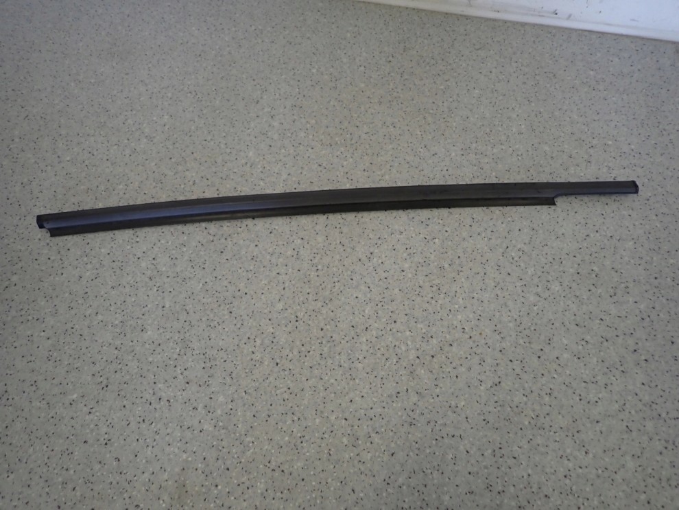 SUZUKI SPLASH 08-14 LISTWA ZGARNIAJĄCA PRZEDNIA PRAWA PARAPET 4/8