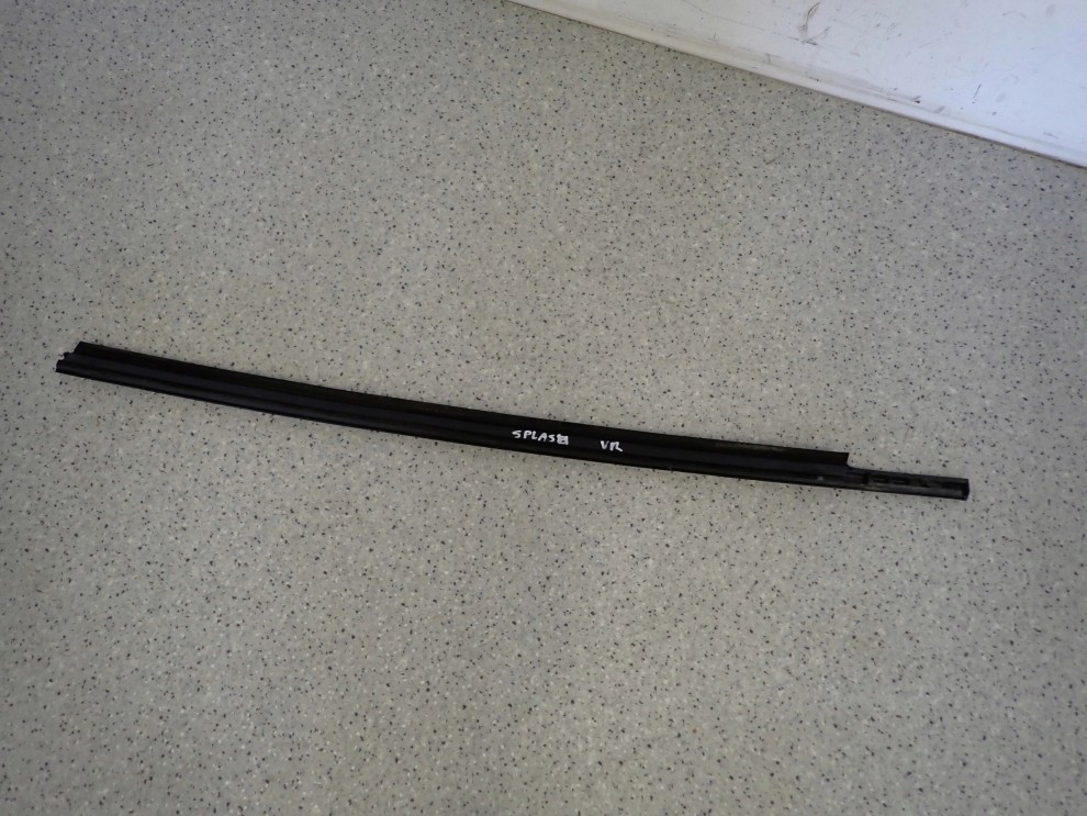 SUZUKI SPLASH 08-14 LISTWA ZGARNIAJĄCA PRZEDNIA PRAWA PARAPET 5/8