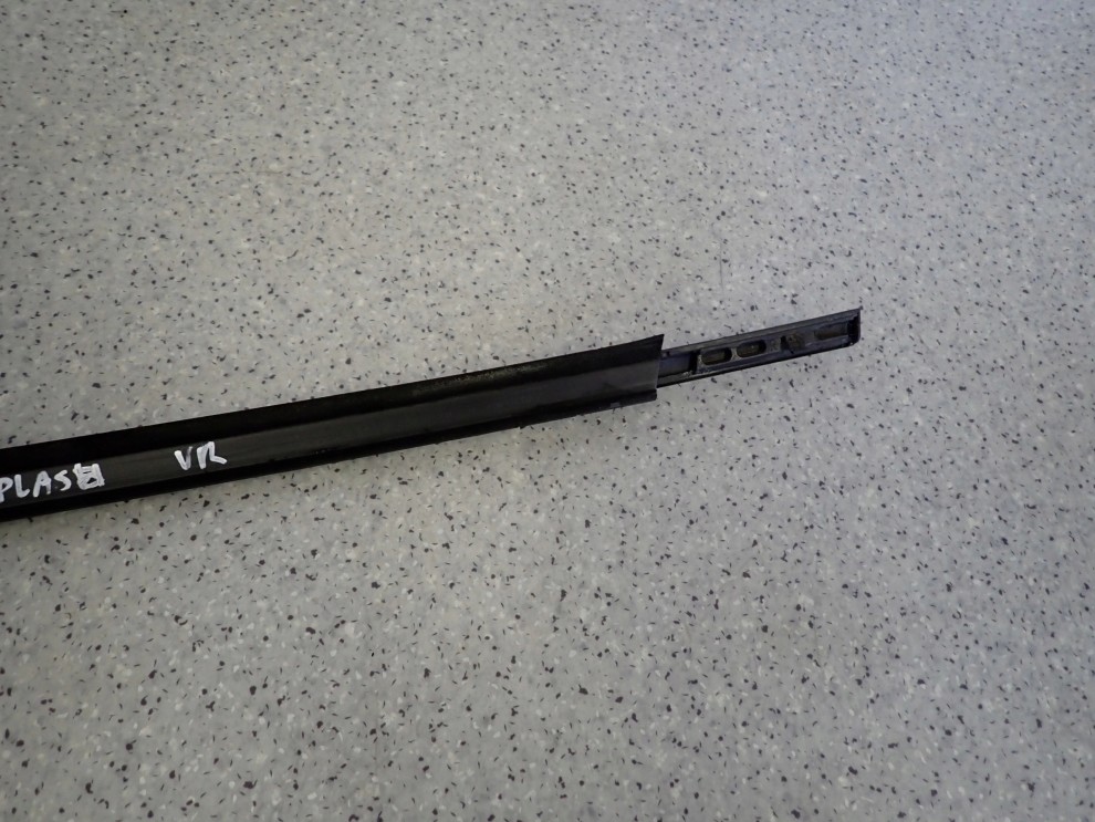 SUZUKI SPLASH 08-14 LISTWA ZGARNIAJĄCA PRZEDNIA PRAWA PARAPET 6/8