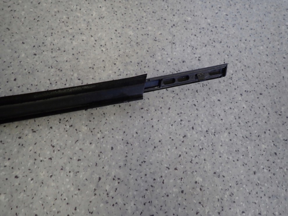 SUZUKI SPLASH 08-14 LISTWA ZGARNIAJĄCA PRZEDNIA PRAWA PARAPET 7/8