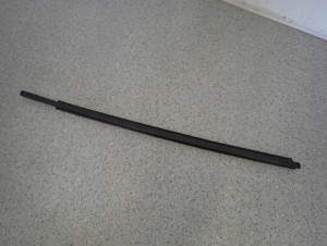 SUZUKI SPLASH 08-14 LISTWA ZGARNIAJĄCA PRZEDNIA PRAWA PARAPET