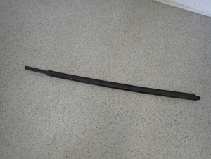 SUZUKI SPLASH 08-14 LISTWA ZGARNIAJĄCA PRZEDNIA PRAWA PARAPET 2/8 MINIATURA