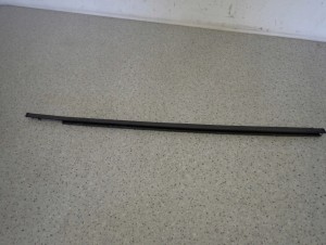 SUZUKI SPLASH 08-14 LISTWA ZGARNIAJĄCA PRZEDNIA PRAWA PARAPET 3/8 MINIATURA