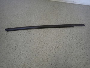 SUZUKI SPLASH 08-14 LISTWA ZGARNIAJĄCA PRZEDNIA PRAWA PARAPET 4/8 MINIATURA