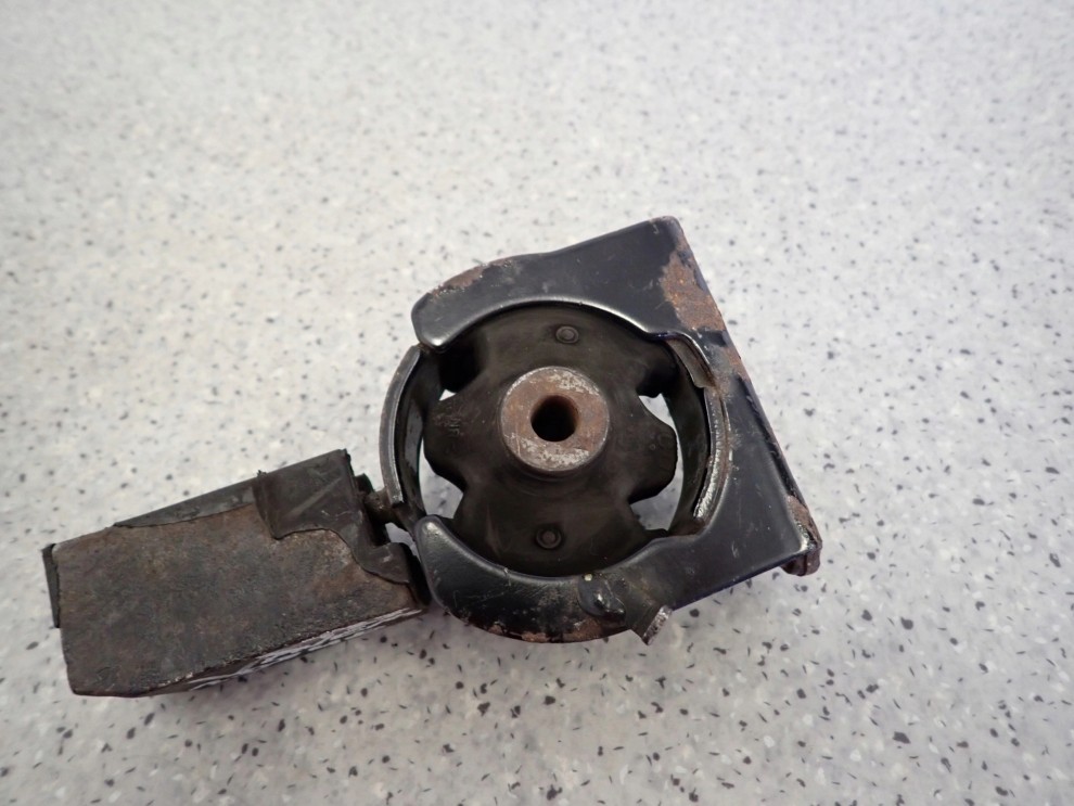 TOYOTA AVENSIS T25 2.0D 02-05 PODUSZKA SILNIKA PRZEDNIA 3/4